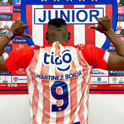 FECHADO - O Junior Barranquilla promete ser um dos times mais ativos no mercado de transferências e o sistema ofensivo é o seu principal alvo para contratar novas peças. Com a saída de Miguel Borja, a diretoria foi ao mercado encontrar soluções mais baratas ao seu orçamento e, por incrível que pareça, encontrou um xará do seu ex-camisa 9.  Através das redes sociais, Martínez Borja foi anunciado como novo centroavante da equipe para a próxima temporada.