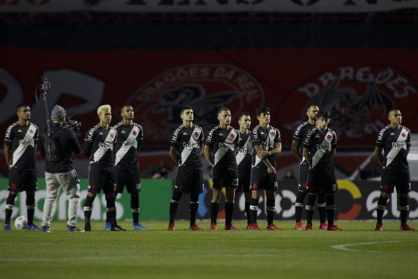 O Vasco teve bons momentos contra o São Paulo, nesta quarta-feira, pelo primeiro jogo das oitavas de final da Copa do Brasil. Mas as falhas defensivas foram fatais. A ponto de o goleiro Vanderlei ter evitado mais gols - por Felippe Rocha.