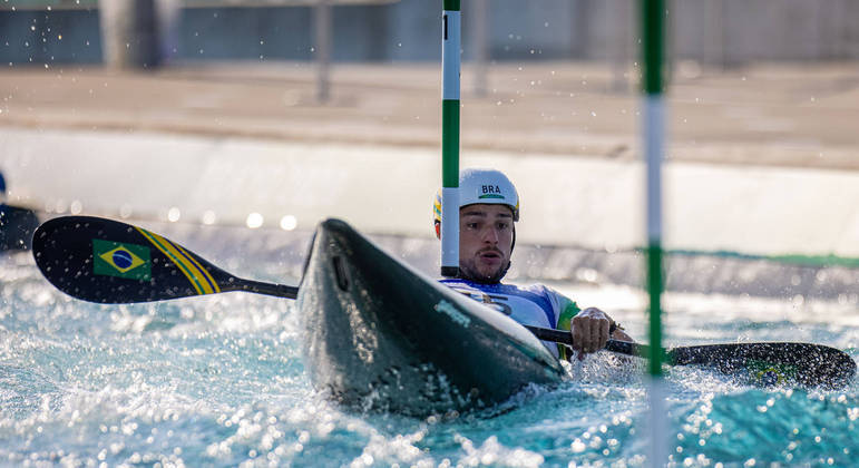 Na canoagem slalom, Pepê Gonçalves não conseguiu se classificar para a final e se despediu dos Jogos Olímpicos de Tóquio. O canoísta brasileiro cometeu erros ao encostar nos portais e as punições custaram a vaga na decisão. 