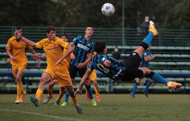 ESQUENTOU - Destaque das categorias de base da Inter de Milão, o atacante uruguaio Martín Satriano está chamando a atenção de outras equipes do continente, onde um empréstimo para ganho de rodagem profissional não está totalmente descartado. Segundo o posicionamento do agente do atleta, Nick Maytum, para o portal Calciomercato, há várias ofertas de clubes da Série B italiana e alguns da Inglaterra.