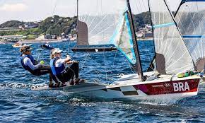 Já na regata, Martine Grael e Kahena Kunze caíram para o quinto lugar na classificação geral da vela 49er FX feminino. A dupla brasileira, que busca o bicampeonato olímpico, se recuperou no segundo dia, mas o desempenho ruim na primeira das três regatas prejudicou.