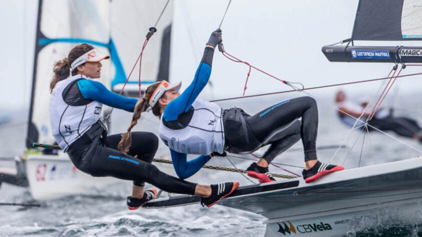 As atuais campeãs olímpicas Martine Grael e Kahena Kunze subiram para o terceiro lugar na classificação da classe 49er FX. A dupla brasileira venceu uma das três regatas disputadas e reagiram na competição.