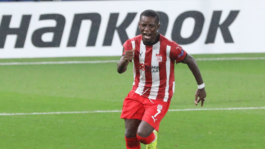 Max Gradel - Clube: Sivasspor - Seleção: Costa do Marfim - Posição: Ponta-esquerda - Idade: 33 anos - Valor segundo o Transfermarkt: 3,6 milhões de euros (aproximadamente R$ 21,76 milhões)