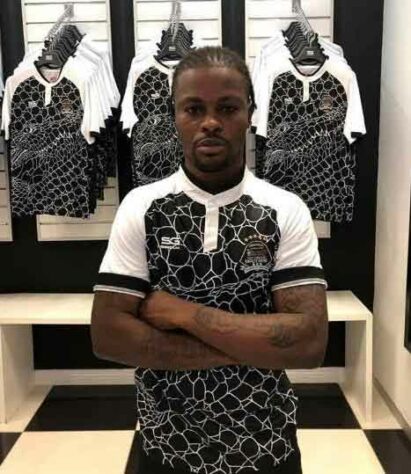 O Mazembe, time conhecido dos brasileiros, quis homenagear a sua região e produziu uma camisa que imitava a pele de um crocodilo, além de ter também o animal estampado no segundo uniforme.