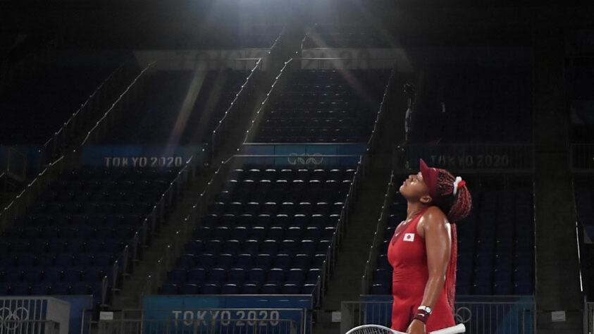 A japonesa Naomi Osaka foi eliminada dos Jogos Olímpicos de Tóquio. Uma das grandes estrelas do Japão na Olimpíada, a tenista se despediu sem medalha. A número 2 do mundo foi derrotada pela tcheca Marketa Vondruousova por 2 sets a 0 (parciais de 6/1 e 6/4). 