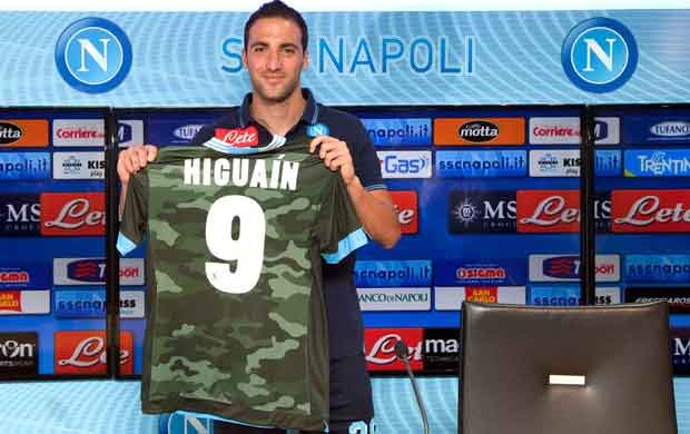 Outra camisa da Napoli que chamou atenção foi a camuflada, com cores parecidas com as do exército. O time parecia um verdadeiro esquadrão de guerra dentro de campo.