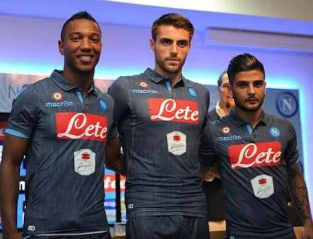 A Napoli de vez em quando inova na produção do terceiro uniforme, principalmente quando a equipe italiana jogou com uma camisa que simulava uma calça jeans.