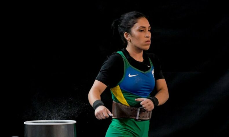 Natasha Rosa vai estrear no levantamento de peso, na categoria de até 49kg. Ela está no grupo B e a competição começa às 21h50. 