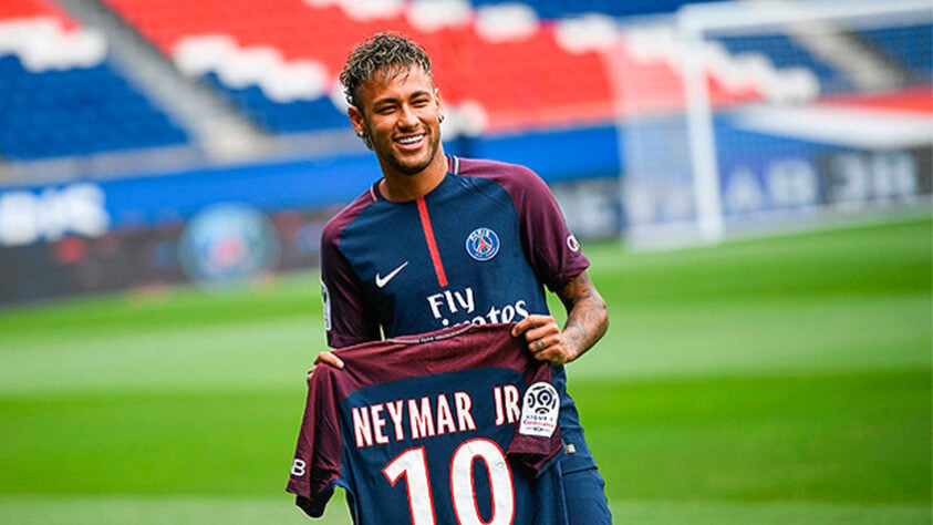 Em 2017, Neymar voltou a ser terceiro no The Best. Venceu a Copa do Rei e trocou de clube no meio do ano. Ele deixou o Barcelona para se tornar a principal estrela do Paris Saint-Germain. Cristiano Ronaldo foi o Melhor do Mundo novamente e Messi em segundo.
