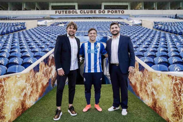 FECHADO - O atacante Pepê foi oficialmente apresentado pelo FC Porto como o mais novo reforço para a temporada 2021/2022. Ex-Grêmio, o jogador esteve ao lado dos agentes Adriano Spadoto e Erick Pallazzi na tarde da última quarta-feira (07) para conhecer as instalações dos Azuis e o Estádio do Dragão.