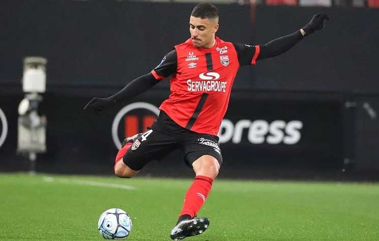 ESQUENTOU - Um dos principais nomes do Guingamp, da França, na última temporada, o zagueiro Philipe Sampaio despertou interesse do futebol turco. O time francês já recebeu proposta oficial pelo jogador brasileiro de um clube da Super Lig, da Turquia. Foram feitas duas ofertas pelo atleta. A primeira sendo um ano de empréstimo e uma segunda de compra definitiva. Além disso, há sondagens de outras equipes da elite do futebol turco. As negociações e conversas com os times seguem ainda sem um desfecho.