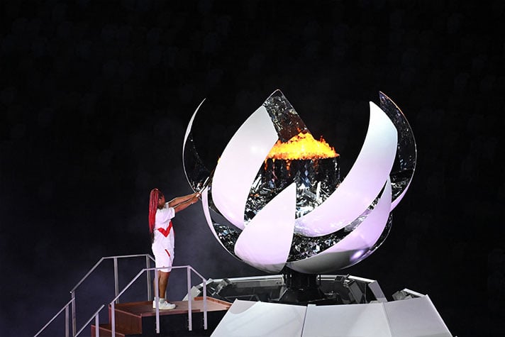 A tenista japonesa Naomi Osaka, a primeira a conquistar um Grand Slam, acendeu a pira olímpica. 