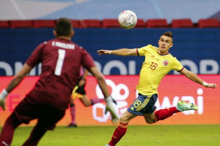 FECHADO - Livre no mercado de transferências, o atacante Rafael Borré foi anunciado oficialmente como novo reforço do Eintracht Frankfurt nesta segunda-feira. O jogador de 25 anos assinou contrato com o clube alemão por quatro temporadas, até junho de 2025.