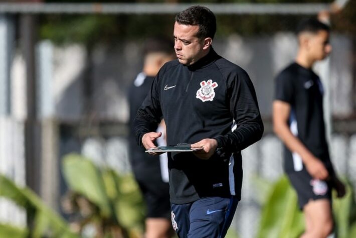 FECHADO - De olho na disputa da primeira competição oficial após a paralisação no calendário por conta da pandemia, o sub-15 do Corinthians está de treinador novo. O técnico Ramon Lima já comanda as atividades com a categoria no CT da Base e comemora a oportunidade de defender a camisa do Timão.