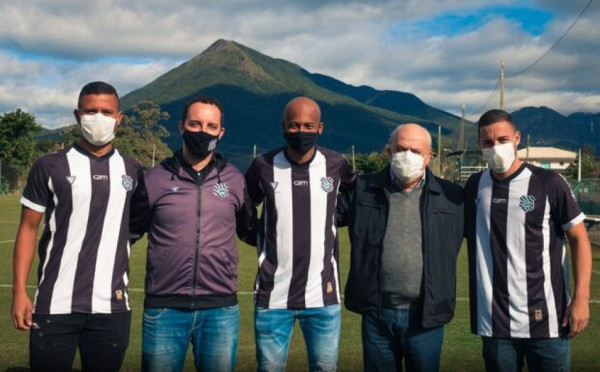 FECHADO - Na mesma semana em que o técnico Jorginho mencionou em entrevista coletiva que via o elenco do Figueirense "65% montado", o clube anunciou um trio de reforços pensando no restante da temporada 2021. Para o setor de meio-campo, a equipe do Scarpelli trouxe Vinicius Kiss. Outra peça que atua na região central do gramado é Rodrigo Bassani, formado no Ituano. Já para o ataque, quem chega é Marlyson, nome também de 23 anos e com passagem no interior de São Paulo em equipes como a Ponte Preta.