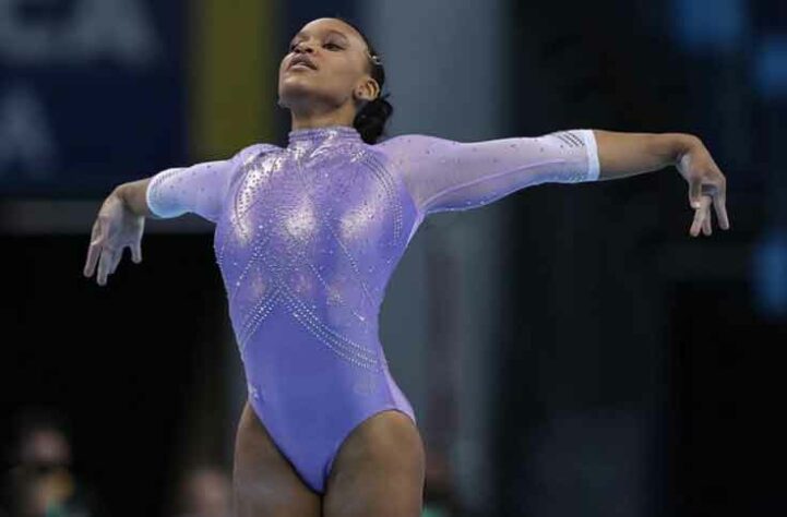 Às 8h20, Rebeca Andrade (foto) e Flávia Saraiva estreiam na ginástica artística. Elas vão disputar as eliminatórias nas seguintes categorias: salto, solo, trave, barras assimétricas e individual geral. 