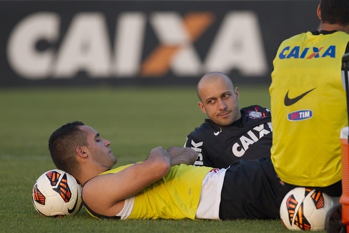 Alessandro - No Corinthians, Renato Augusto foi companheiro do ex-lateral-direito em 2013. Em 2014 e em 2015, teve Alessandro como coordenador de futebol. Hoje, o ex-atleta é gerente de futebol do Timão.