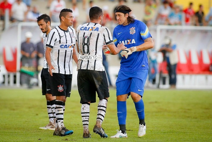Cássio - Renato Augusto foi companheiro do goleiro no Corinthians entre 2013 e 2015, quando conquistaram Recopa (2013) e o Brasileirão (2015). Mas eles já haviam disputado o Mundial sub-20 de 2007 com a Seleção Brasileira. Além de estarem juntos na Copa do Mundo de 2018.