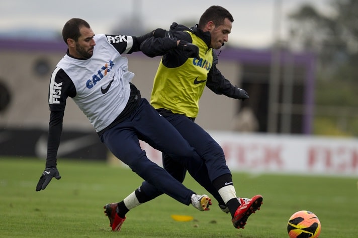 Danilo - Renato Augusto foi companheiro do ex-meia entre 2013 e 2015 no Corinthians. Hoje, Danilo é técnico do sub-23 do clube.