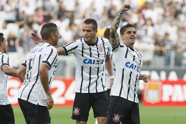 Fagner - Renato Augusto foi companheiro do lateral-direito entre 2014 e 2015 no Corinthians. Além de estarem na Copa do Mundo de 2018 com a Seleção Brasileira..