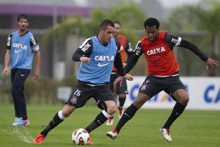 Gil - Renato Augusto foi companheiro do zagueiro entre 2013 e 2015 no Corinthians. Além disso, fizeram jogos pela Seleção Brasileira.
