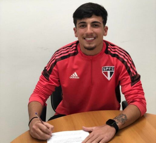 FECHADO - Um dos artilheiros da base do Sport, o atacante Stevanato é o novo reforço do São Paulo. O garoto, de 17 anos, chega para a equipe sub-20 do Tricolor Paulista e assinou contrato de três anos com o clube.