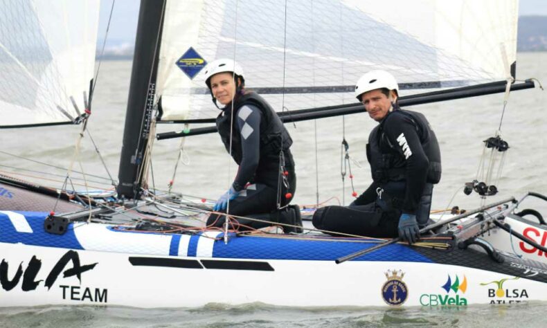 NACRA 17 - Nas últimas três regatas realizadas neste domingo na classe Nacra 17, Samuel Albrecht e Gabriela Nicolino conseguiram as 18ª, 10ª e 10ª colocações, terminando assim na 10ª posição geral, a última que dá vaga na medal race