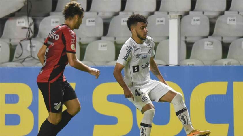 Mais uma eliminação - Também nas quartas de final, mas dessa vez pela Copa do Brasil, o Peixe caiu novamente. A equipe perdeu os dois jogos contra o Athletico-PR e teve sua terceira eliminação na temporada.