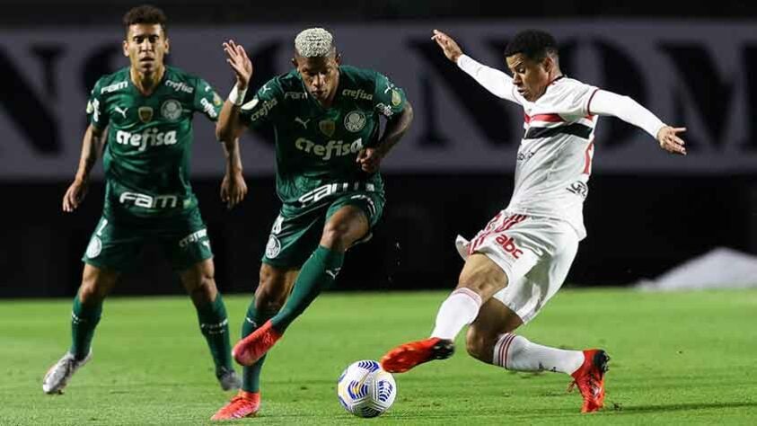 Neste sábado (31), o São Paulo recebeu o Palmeiras no Morumbi para a 14ª rodada do Brasileirão. O jogo terminou em 0 a 0, mas ficou marcado pelas polêmicas de arbitragem. Veja as atuações individuais dos jogadores do São Paulo.