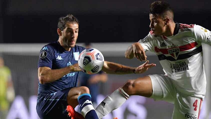 Na partida de ida, São Paulo e Racing empataram em 1 a 1 no Morumbi. Para avançar, o Tricolor precisa vencer fora de casa. Em caso de empate com gols, a decisão será nas penalidades. O placar de 0 a 0 classifica o Racing. Quem se classificar pega Palmeiras ou Universidad Católica. 