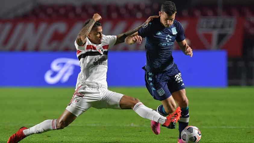 Racing - Sobe: Conseguiram anular as principais peças do São Paulo e a marcação segui forte do início ao fim do jogo. / Desce: Mesmo superior na partida, não viraram o marcador ou sequer criaram muitas chances contra Tiago Volpi