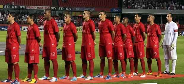 O São Paulo tentou inovar ao lançar uma camisa totalmente vermelha, mas a ideia não deu muito certo. A camisa ficou parecendo que estava manchada de sangue e foi pouco utilizada.