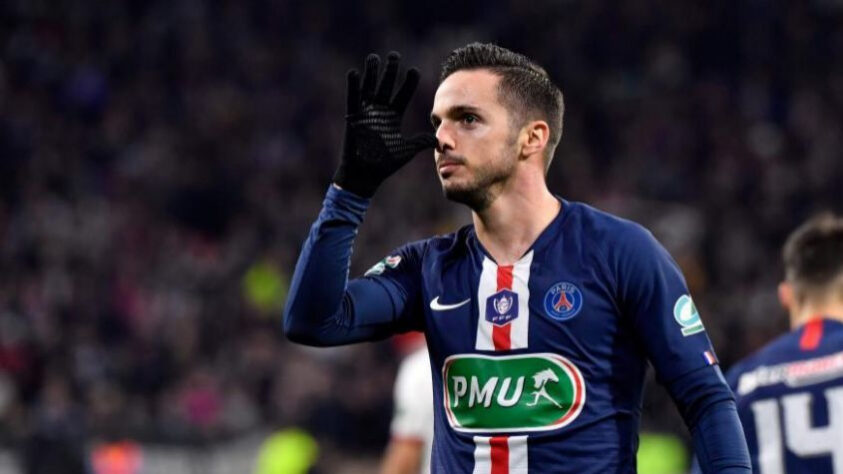 ESQUENTOU - Sem se firmar desde que chegou ao futebol francês, o espanhol Pablo Sarabia pode estar de saída do PSG. Segundo o jornal espanhol "As", o jogador tem na mesa uma proposta do Wolverhampton. Assim, o clube parisiense liberaria um "trintão" do elenco, que já não tem tantas oportunidades devido à grande disputa pela titularidade em sua posição. 