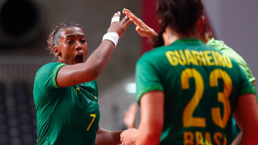 No mesmo horário, a seleção feminina de handebol encara a Espanha, pela fase de grupos. Até aqui, o Brasil tem uma vitória e um empate. 