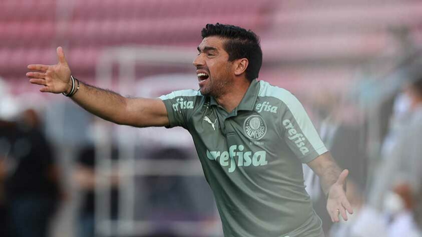 Cobrança por reforços e resposta do presidente - Em junho de 2021, Abel Ferreira disparou contra a diretoria do Palmeiras após ser derrotado por 3 a 1 para o Bragantino. O treinador cobrava por reforços, que ainda não tinham chegado ao clube àquela altura da temporada. Abel revelou que entregou um relatório à direção do clube apontando necessidades do elenco. No dia seguinte, o presidente do Palmeiras à época, Maurício Galiotte, chegou a dar uma entrevista exclusiva ao canal de televisão 'Sportv' para responder as cobranças do treinador. 