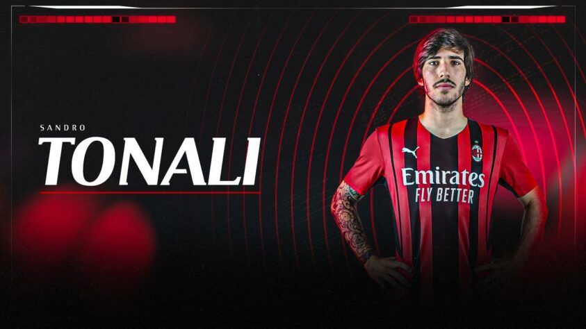 FECHADO - Na manhã desta quinta-feira, o Milan anunciou a contratação em definitivo do volante Sandro Tonali. O jogador, que é apontando como uma das maiores promessas do futebol italiano, chegou à Milão no ano passado por empréstimo de uma temporada. Em nota oficial, o clube revelou que o meio-campista, ex-Brescia Calcio, firmou contrato até 30 de Junho de 2026.