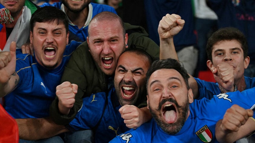 A Itália venceu a Inglaterra na final da Eurocopa neste domingo em Wembley, nos pênaltis, e conquistou o bicampeonato do torneio. Após sair atrás no placar, a Azzurra buscou o empate e se sagrou campeã vencendo as penalidades por 3 a 2, com duas defesas de Donnarumma. Veja fotos das comemorações dos torcedores italianos pelo mundo e imagens da torcida durante a decisão!