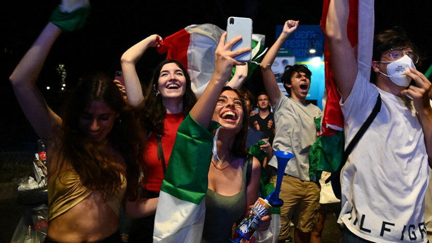 A comemoração da torcida italiana. 