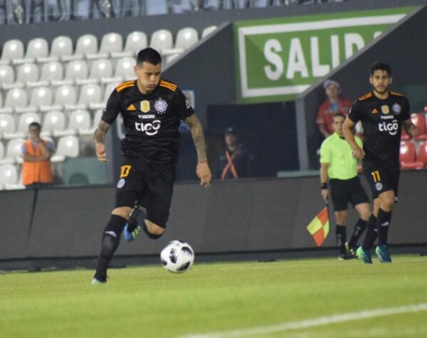 FECHADO - Após encerrar a sua passagem pelo Juárez, do México, William Mendieta está de volta ao Club Olimpia, um gigante da América do Sul. De acordo com Wilson González, jornalista do ABC Color, o meio-campista acertou os detalhes finais do seu retorno e vai assinar contrato nos próximos dias.