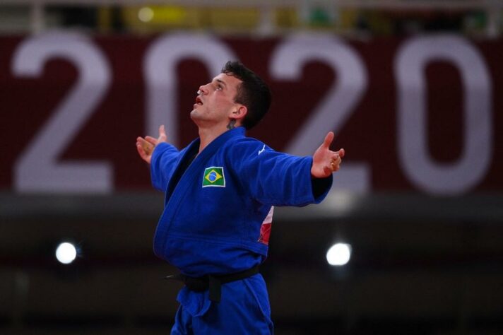 Judoca comemora o terceiro lugar na categoria até 66kg.