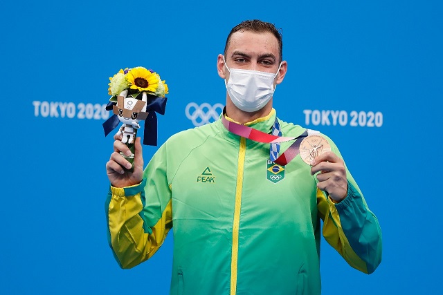 O nadador Fernando Scheffer contrariou as expectativas, deixou medalhões para trás e garantiu a quarta medalha do Brasil em Tóquio, com o bronze nos 200m livre, com o tempo de 1m44s66. O britânico Tom Dean levou o ouro, com 1m44s22, e seu compatriota Duncan Scott faturou a prata, com 1m44s26. O gaúcho recolocou o Brasil no pódio nas piscinas após uma edição em branco, no Rio de Janeiro.