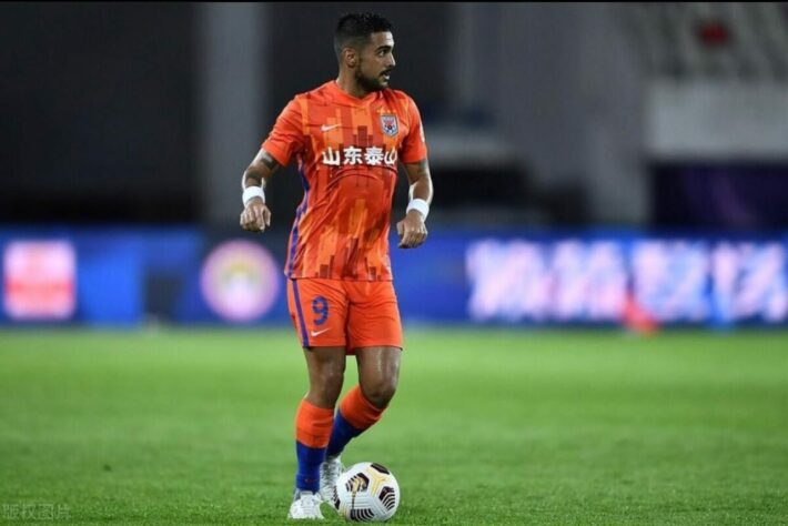 FECHADO - Formado nas categorias de base de Santos e Corinthians, Léo acertou nesta sexta-feira (30) com o Hebei. O vínculo é por empréstimo até o final da Superliga Chinesa 2021. Após passagem marcante pelo futebol japonês entre 2018 e 2020, o atleta de 24 anos estava atuando no Shandong Taishan, equipe de Roger Guedes e Moisés, brasileiros ex-Palmeiras, e Fellaini, ex-Seleção Belga.