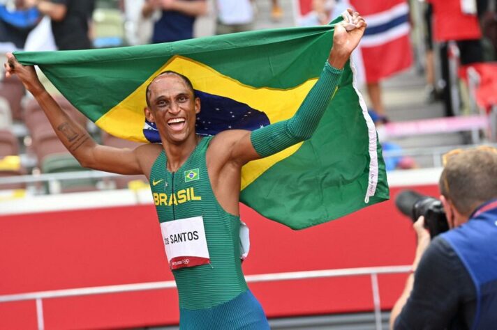 ATLETISMO - Alison dos Santos é medalha de bronze nos Jogos Olímpicos de Tóquio! O brasileiro disputou nesta terça-feira a final dos 400m com barreira e subiu ao pódio, na terceira colocação, com tempo de 46s72. De quebra, Piu bateu o recorde sul-americano, que foi construído por ele na semifinal. O velocista, que conquistou o ouro no Pan-Americano de 2019, é, ao lado de Thiago Braz, o principal nome do atletismo brasileiro.