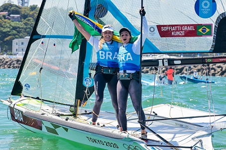 Após um dia inteiro sem medalhas, as últimas horas foram de pódio e bons resultados para o Brasil. O maior destaque ficou por conta de Martine Grael e Kahena Kunze, que conquistaram o bicampeonato olímpico na classe 49erFX. No atletismo, Alison dos Santos brilhou e conquistou a medalha de bronze nos 400m com barreira. Confira os destaques: