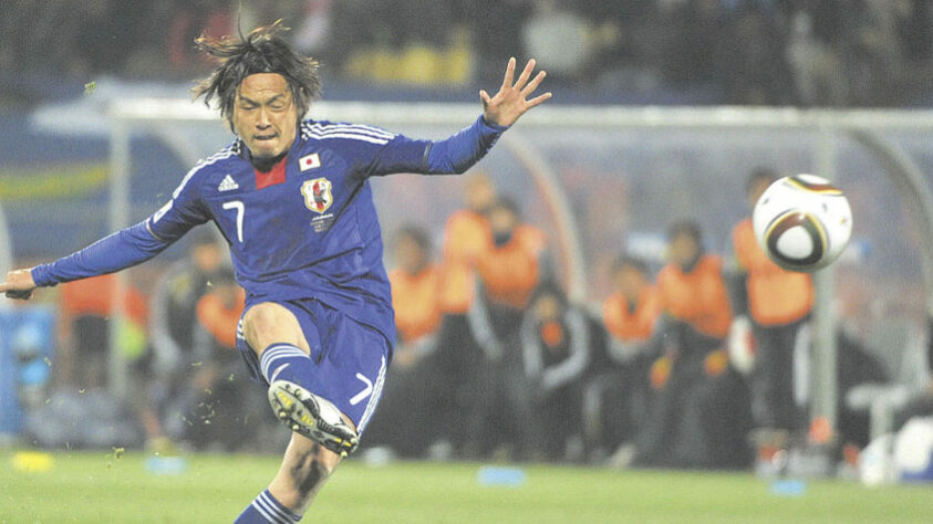 Meia reserva: Yasuhito Endo - Idade: 41 anos - Clube: Júbilo Iwata (Japão)