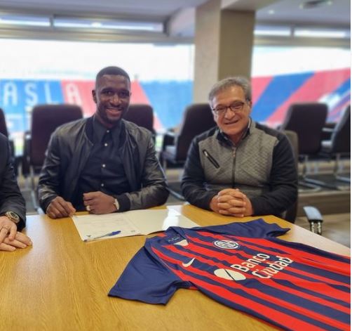 FECHADO - O San Lorenzo quer voltar a sonhar alto no futebol argentino e para isso reforçou o sistema defensivo ao confirmar a chegada de Cristian Zapata. Aos 34 anos, o zagueiro colombiano estava livre no mercado de transferências e com isso teve facilidade para assinar com o Ciclón.