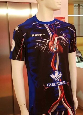 O Zamora ostentou um uniforme muito peculiar em 2018. O clube espanhol colocou todo o sistema sanguíneo no traje e na região do peito há um coração com o logo do clube em cima.