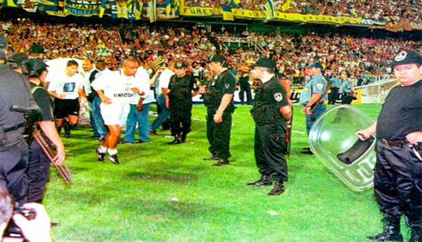 Em 1998, o Santos passou pela "Batalha de Rosário". O Peixe foi até a Argentina para decidir a Copa Conmebol contra o Rosario Central. Após vencer na Vila Belmiro por 1 a 0, o Santos foi alvo de violência na Argentina. O ônibus que levava a equipe não conseguiu entrar no estádio Gigante de Arroyito e todos tiveram que fazer o resto do caminho a pé, no meio de xingamentos, cusparadas, pedras e até tiros. O Peixe chegou a se recusar a jogar, mas acabou convencido e segurou um 0 a 0 que valeu o título.