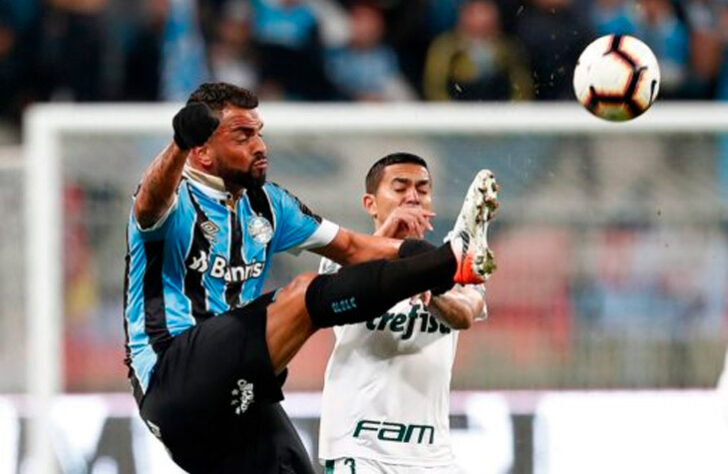 Com dois gols fora de casa, o Grêmio eliminou o Palmeiras nas quartas de finais da Libertadores de 2019. No placar agregado, o confronto terminou empatado em 2 a 2, mas o Imortal passou pelo quesito de gol fora.