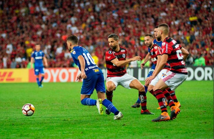 O Cruzeiro eliminou o Flamengo nas oitavas de final da Libertadores de 2018. A Raposa venceu por 2 a 0 na primeira partida, fora de casa, e depois perdeu por 1 a 0 no Mineirão.